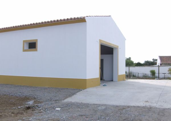 Armazém agrícola Motrinos vista frente esquerda