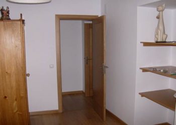 Quarto com estante